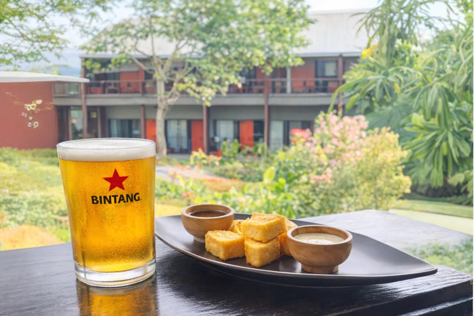 Cold Bintang beer with crispy spring rolls at Sea Breeze